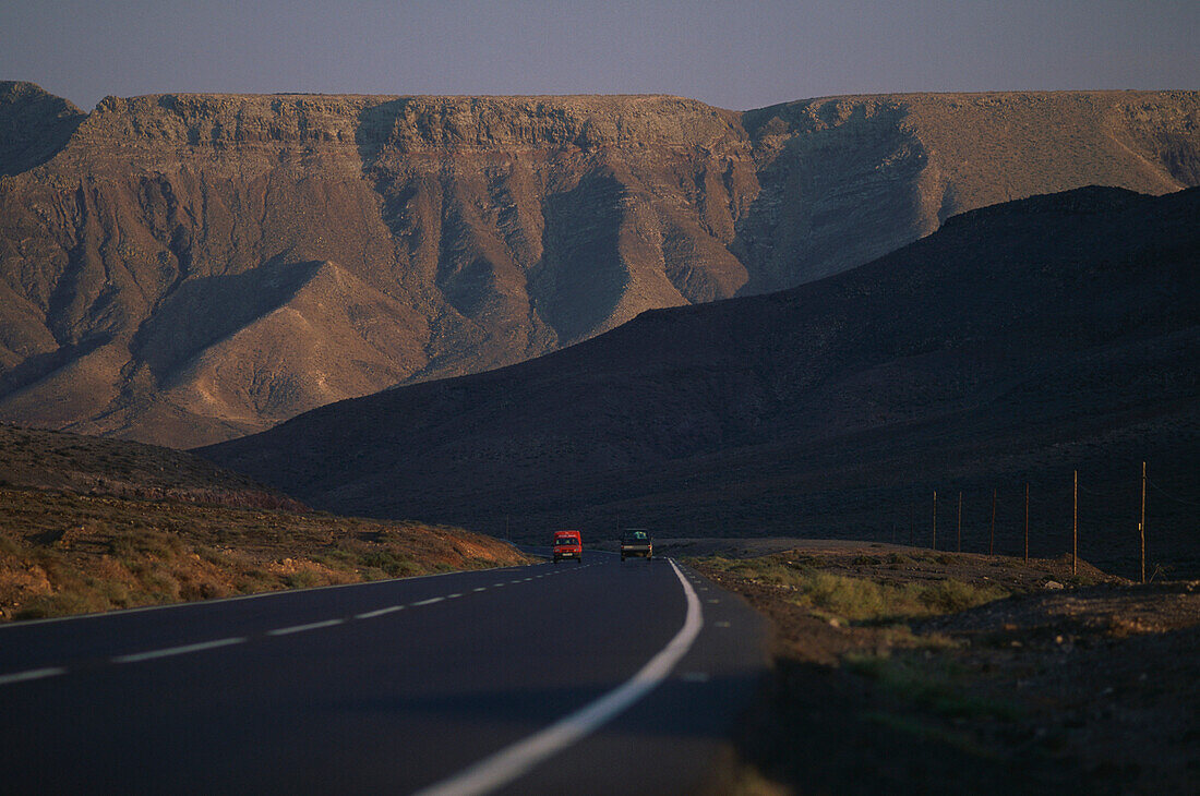 Landstraße in die Bergen, Atalaya de Pozo Negro, Fuerteventura, Kanaren, Spanien