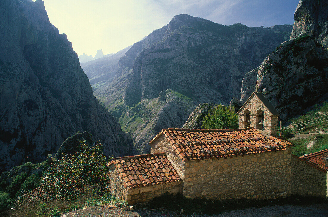 Kleine Kirche im Dorf Camarmeña auf einer Bergschulter über der Schlucht Garganta del Cares, Parque Nacional de los Picos de Europa, Asturien, Asturias, Spanien