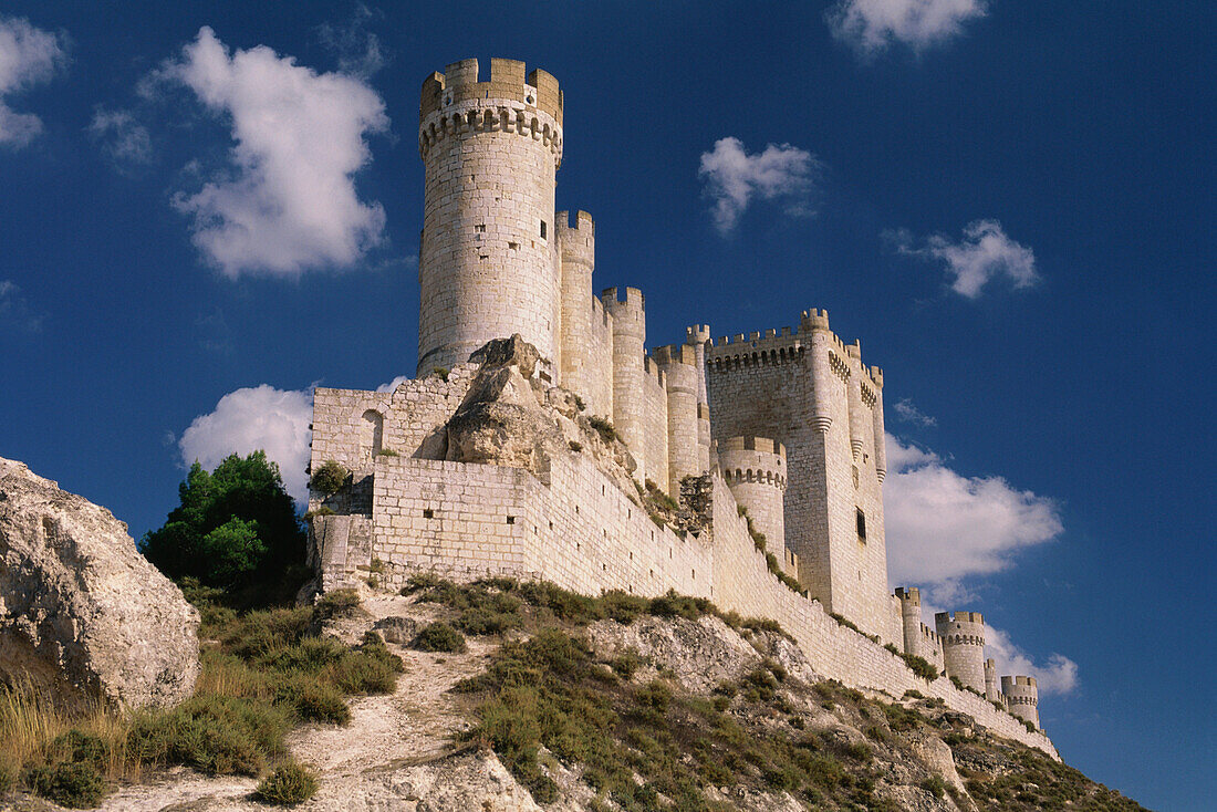 Burg Castillo de Peñafiel auf einem Felskamm vor blauem Himmel, Provinz Valladolid, Altkastilien, Castilla-León, Spanien