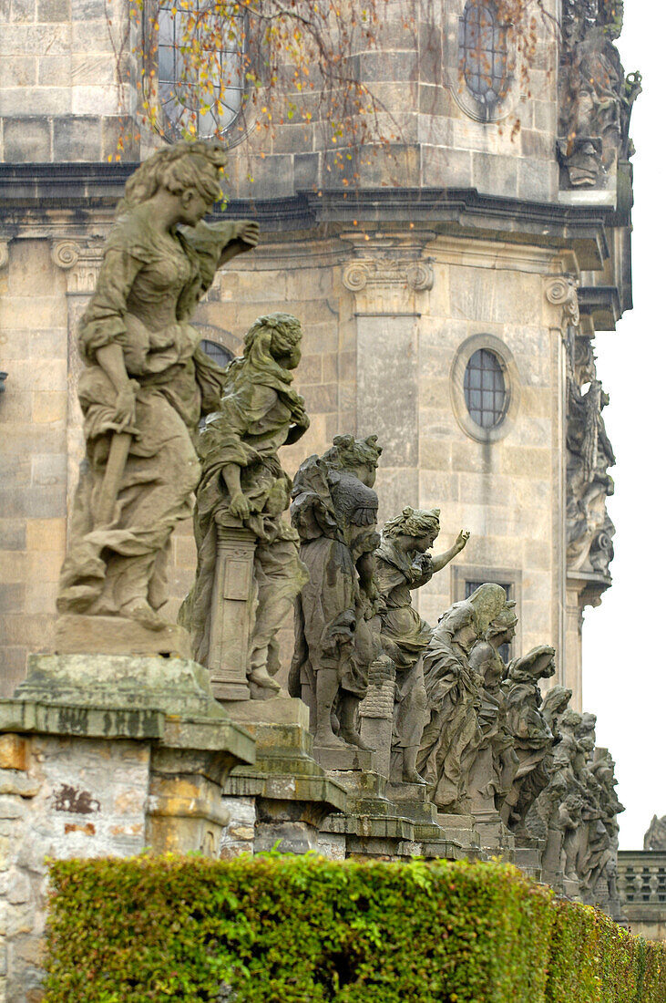 Skupturen vor der Kirche der Hl. Dreifaltigkeit, Kuks, Tschechien