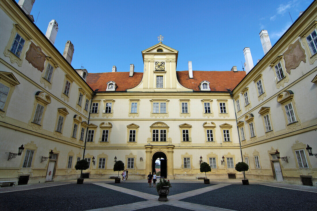 Innenhof Schloss Valtice, Tschechien