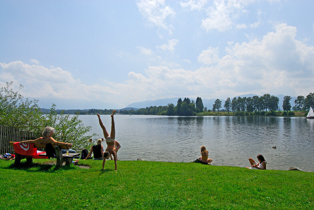Badegäste am Ufer des Staffelsees, Oberbayern, Bayern, Deutschland