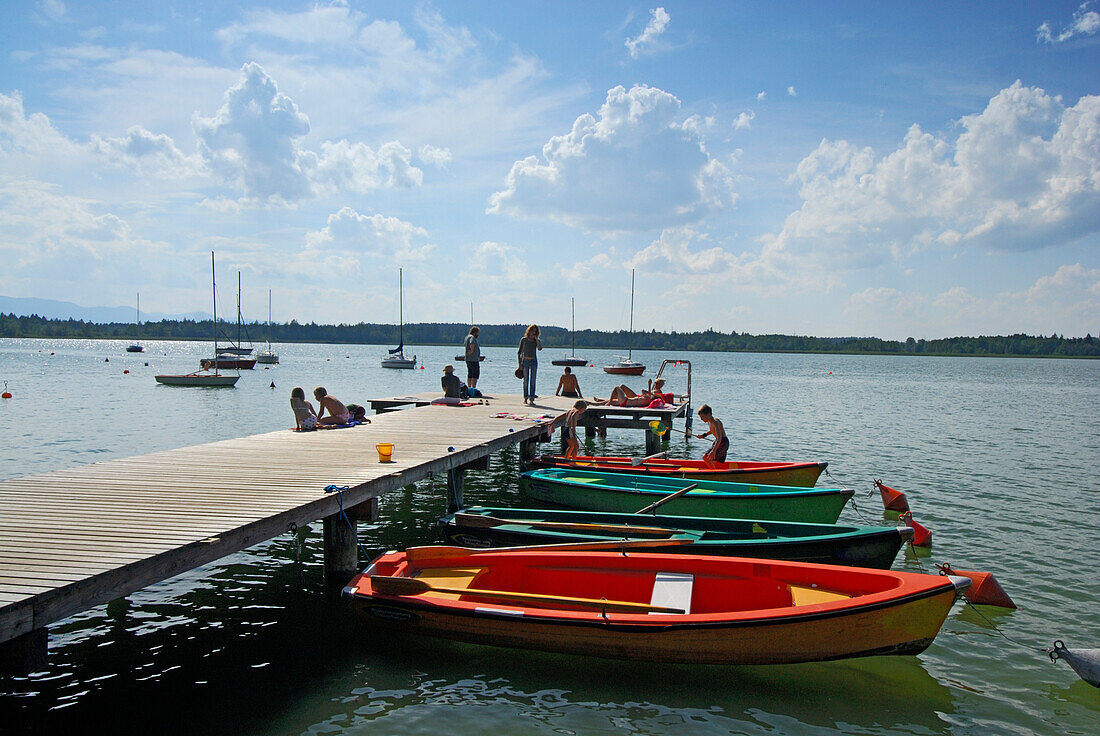 Leute auf Bootssteg mit Ruderbooten, Simssee, Chiemgau, Oberbayern, Bayern, Deutschland