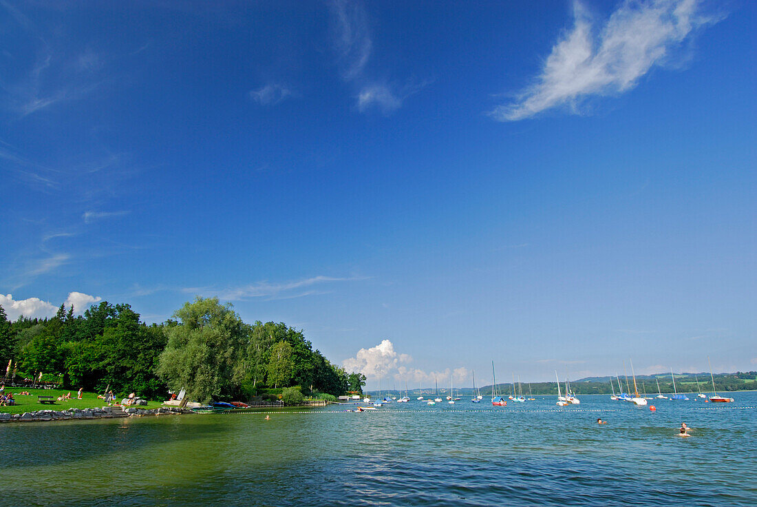 Beach and sailing boats at lake Simssee, Chiemgau, Upper Bavaria, Bavaria, Germany