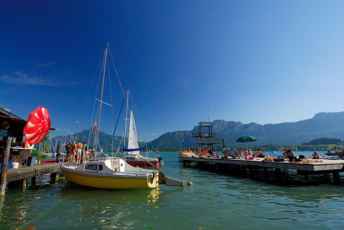 Steg mit Segelbooten und Badegästen, Mondsee, Salzkammergut, Oberösterreich, Österreich