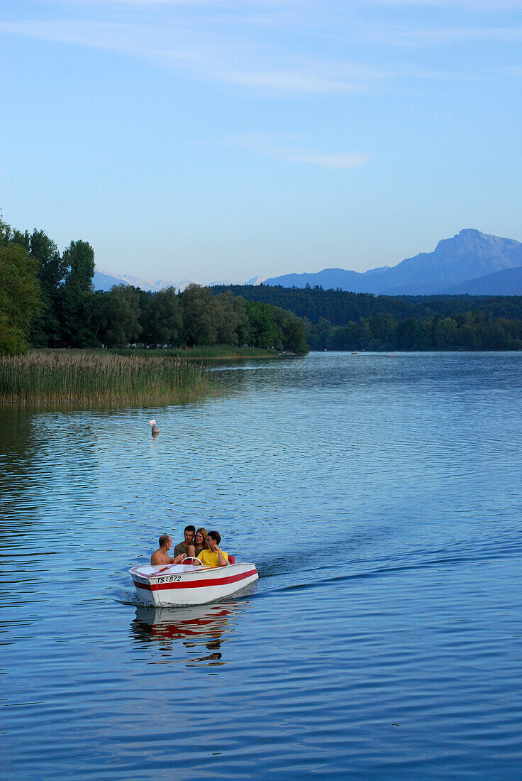 Tretboot mit vier jungen Menschen im Waginger See, Chiemgau, Oberbayern, Bayern, Deutschland