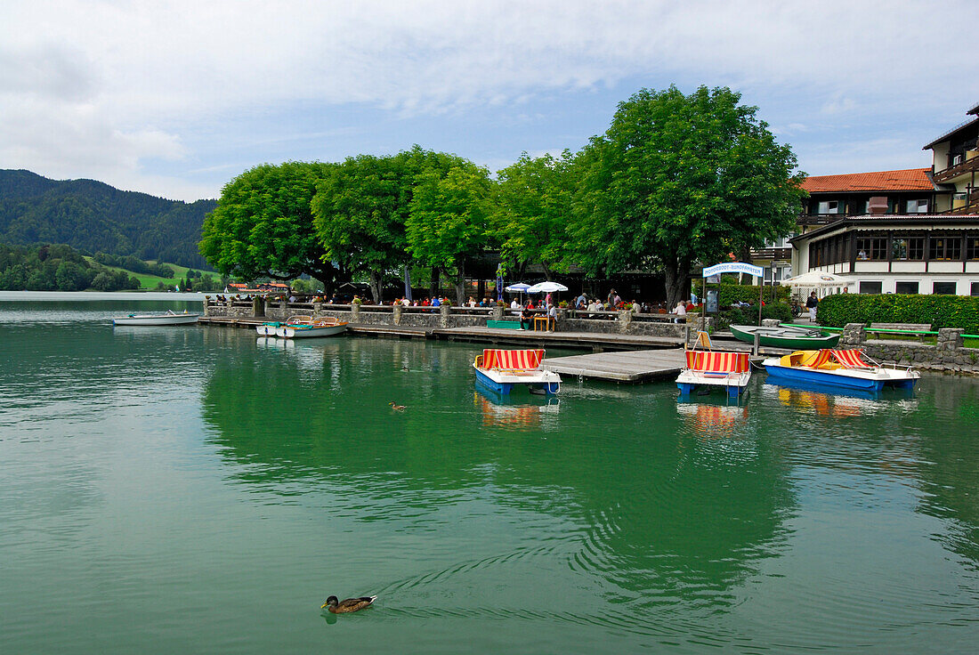 Schliersee mit Tretbooten und Biergarten im Hintergrund, Oberbayern, Bayern, Deutschland