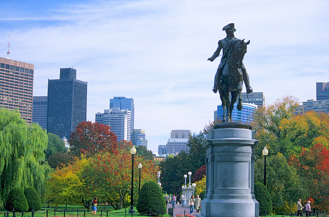 George Washington Statue im Public Garden von Boston mit Hochhäusern des Financial District, Boston, Massachusetts, Vereinigte Staten, ,USA