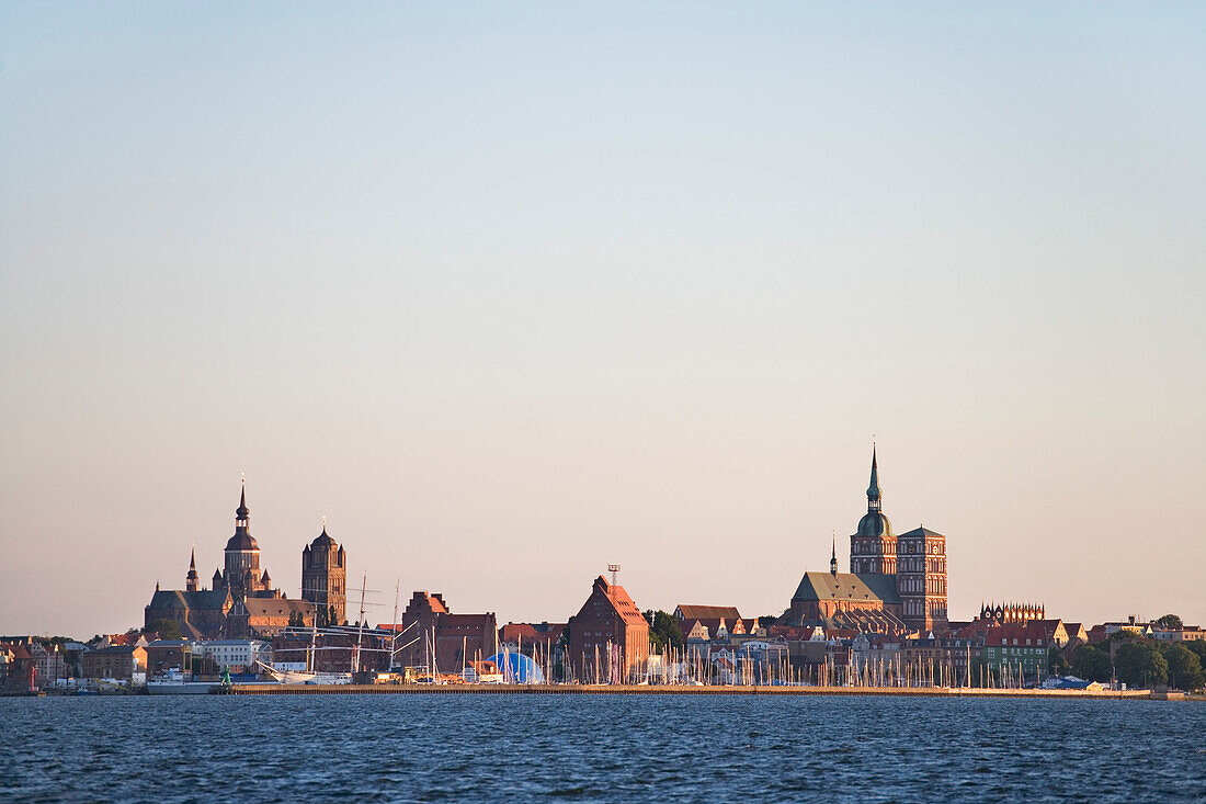 Blick übers Meer auf Altstadt, Stralsund, Mecklenburg-Vorpommern, Deutschland