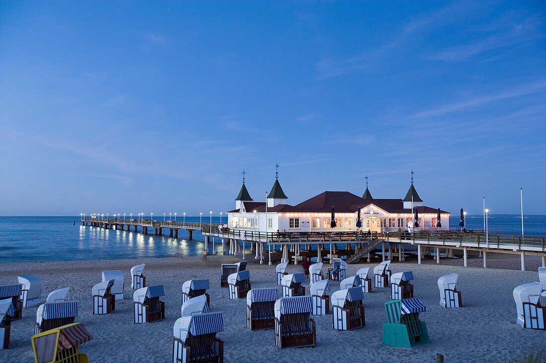 Strand mit Strandkörben, Seebrücke im Hintergrund, Ahlbeck, Insel Usedom, Mecklenburg-Vorpommern, Deutschland