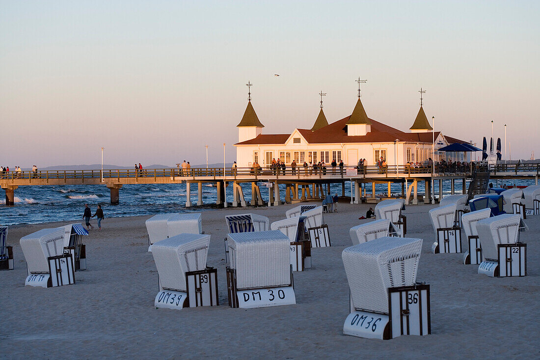 Strand mit Strandkörben, Seebrücke im Hintergrund, Ahlbeck, Insel Usedom, Mecklenburg-Vorpommern, Deutschland