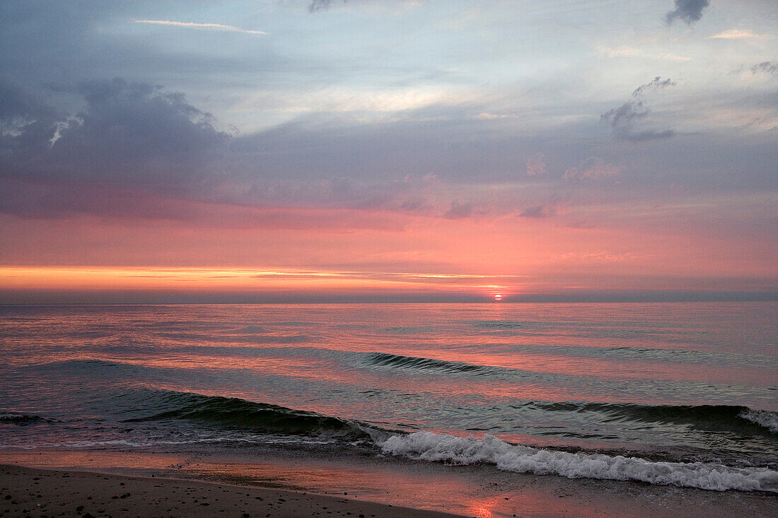 Sonnenuntergang am Meer, Rostock-Warnemünde, Ostsee, Mecklenburg-Vorpommern, Deutschland