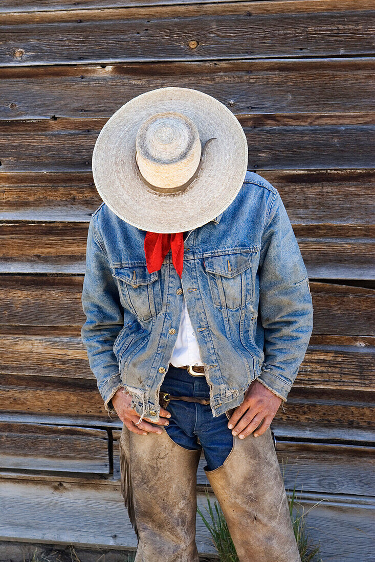 Cowboy vor Scheunenwand, Wilder Westen, Oregon, USA