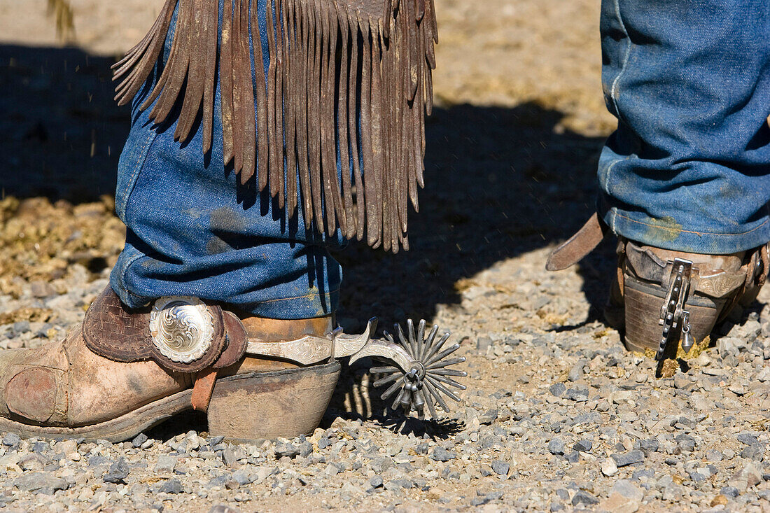 Cowboystiefel und Scheune, Wilder Westen, Oregon, USA