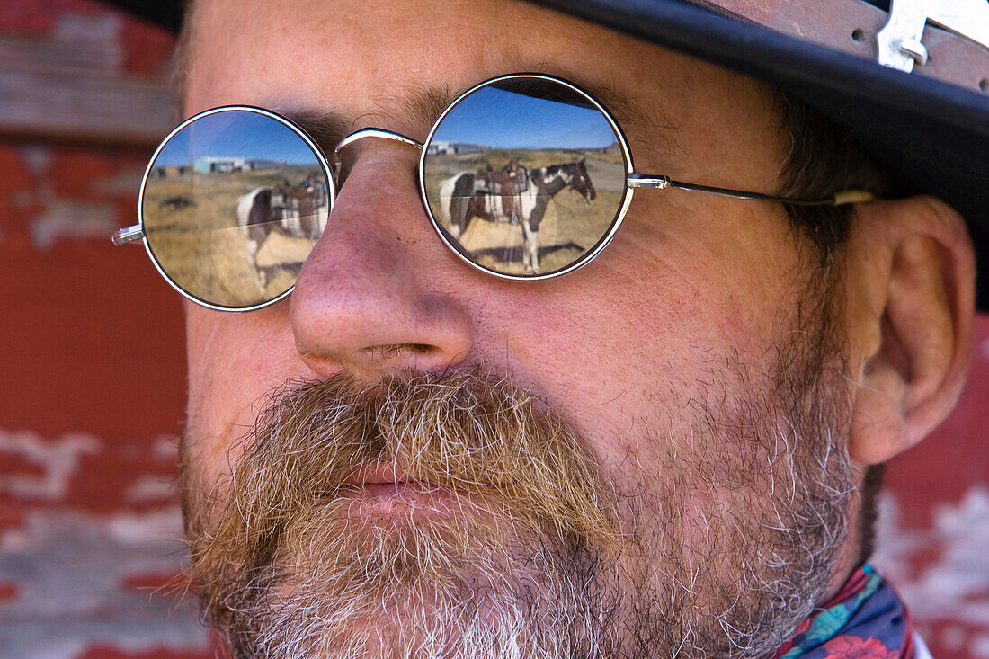 Cowboy, Pferd spiegelt sich in Sonnenbrille, Wilder Westen, Oregon, USA