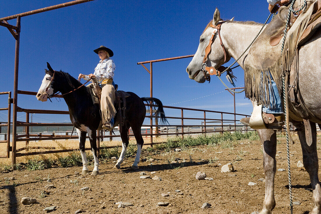 Cowgirl auf Pferd, Oregon, USA
