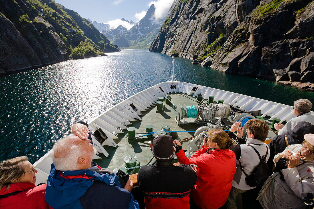Touristen an Bord eines Hurtigruten Postschiffes, Trollfjord, Insel Austvagoya, Lofoten, Norwegen