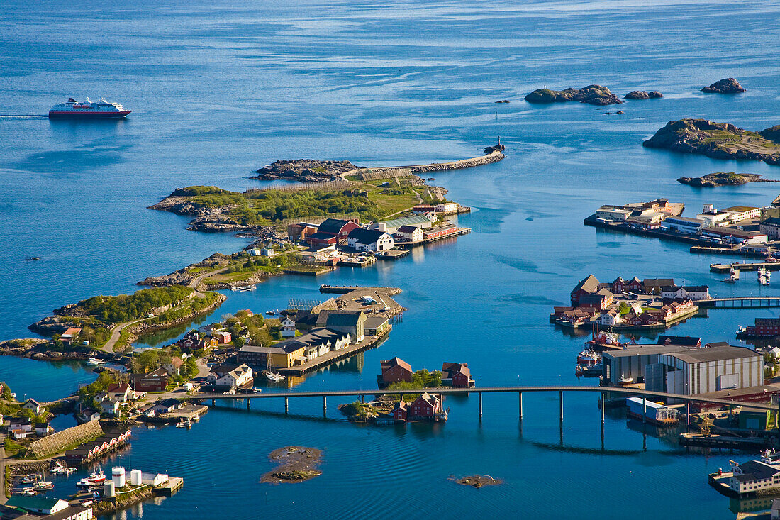 Ein Schiff der Hurtigruten bei der Einfahrt nach Svolvar, dem Hauptort der Lofoten, Insel Austvagoya, Norwegen