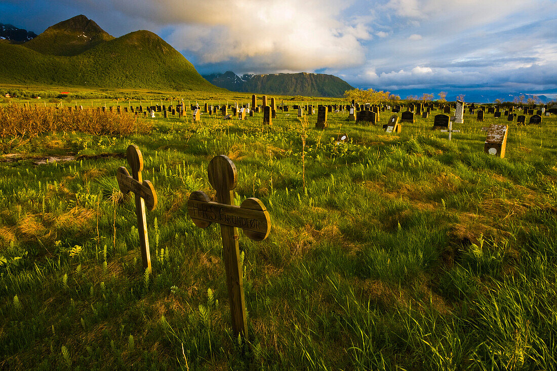 Der Friedhof von Hadselsand in der beinahe-Mitternachtsonne, Insel Austvagoya, Lofoten, Norwegen