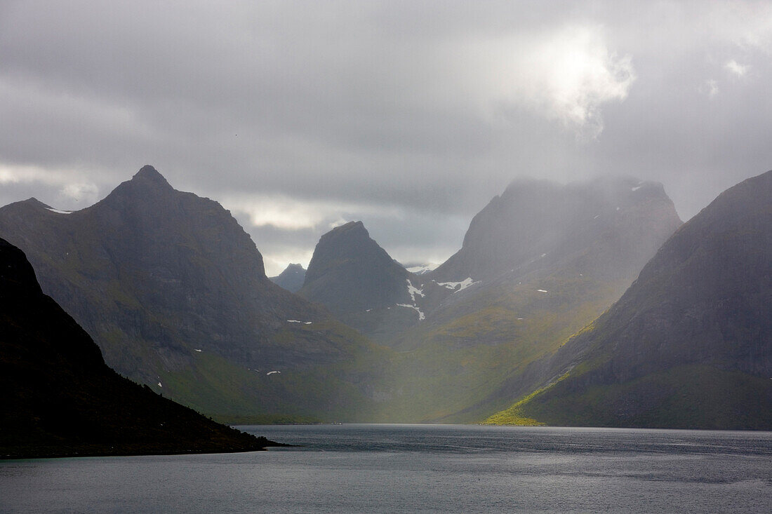 Regenschauer und Sonnenstrahlen im Selfjord, Insel Flakstad, Lofoten, Norwegen
