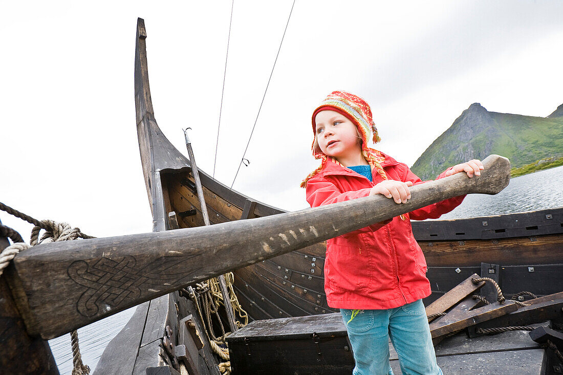 Mädchen am Ruder eines Wikingerschiffes, Wikingermuseum, Vikingmuseet, Borg, Lofoten, Norwegen, MR