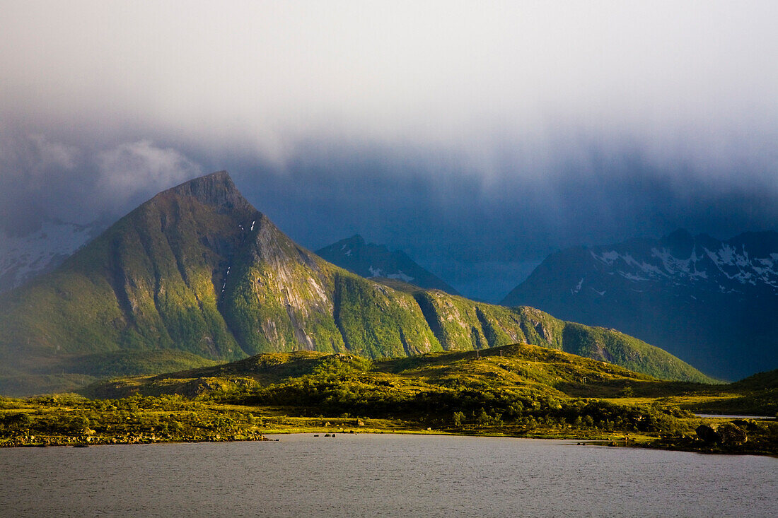 Regenschauer und Sonnenstrahlen in den Bergen bei Sandsletta, Insel Austvagoya, Lofoten, Norwegen