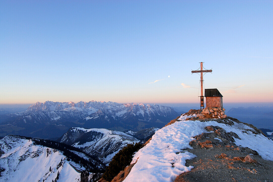 Geigelstein mit Gipfelkreuz und Kapelle, Blick auf Wilden Kaiser, Chiemgauer Alpen, Oberbayern, Bayern, Deutschland