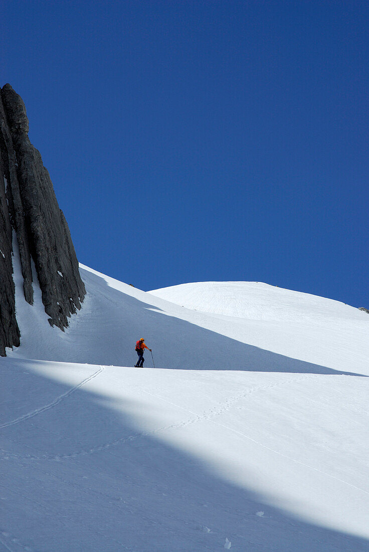 Skitourengeher im Aufstieg durch das Verborgene Kar, Lechtaler Apen, Vorarlberg, Österreich
