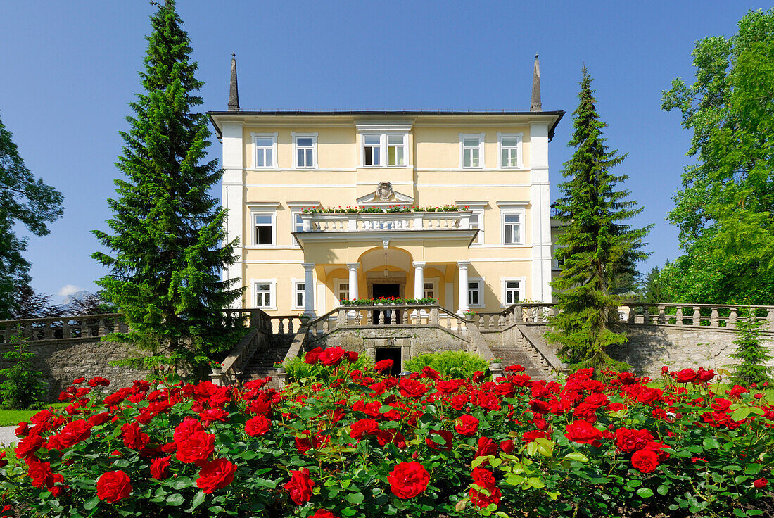 Schloss Emsburg mit Rosenbeet, Salzburg, Österreich