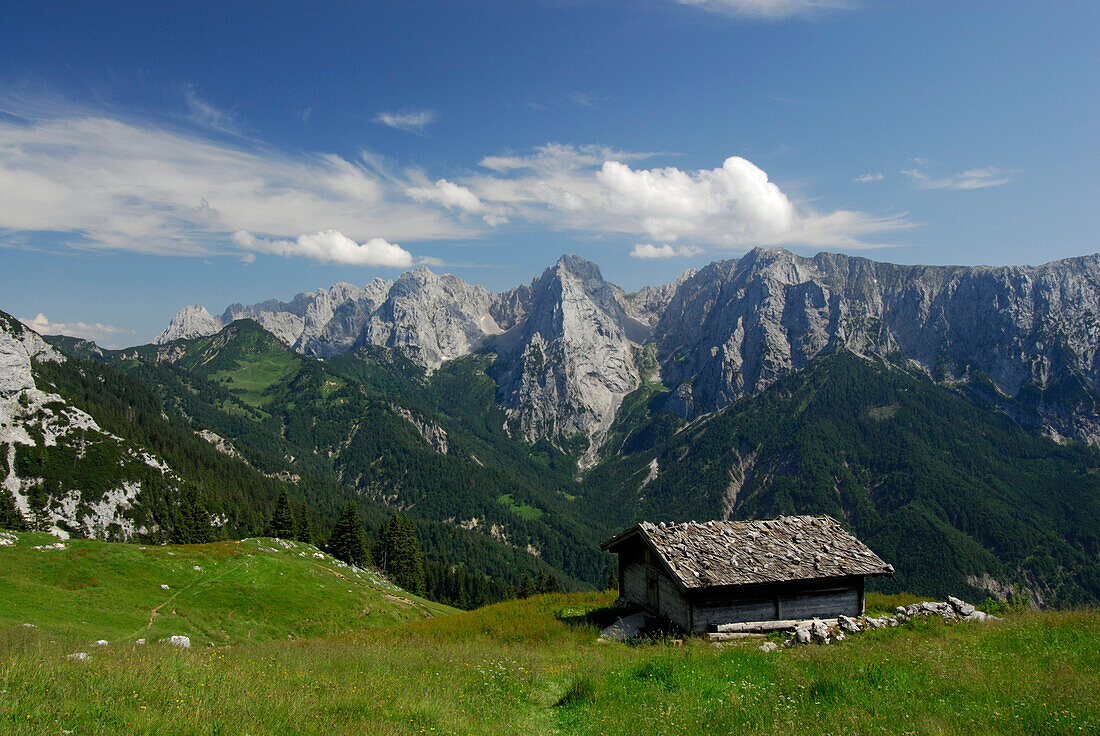 Heustadel auf der Hinterkaiserfeldenalm mit Blick auf den Wilden Kaiser, Kaisergebirge, Tirol, Österreich