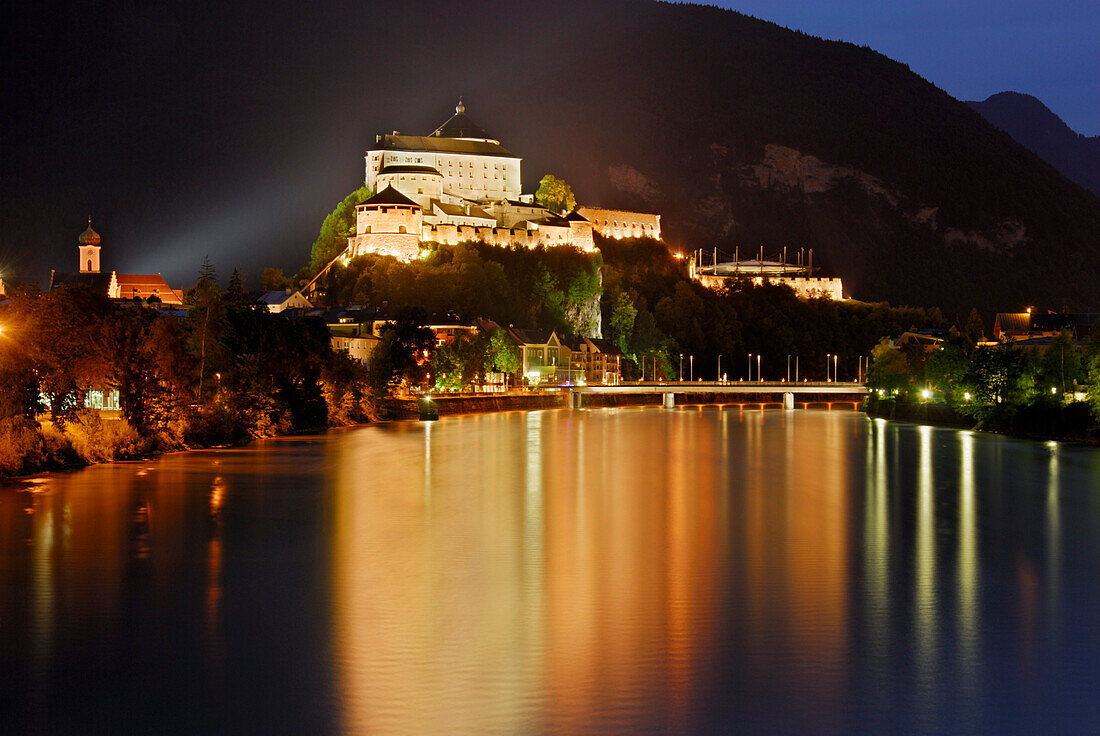 Blick über den Inn auf Festung Kufstein bei Nacht, Kufstein, Tirol, Österreich
