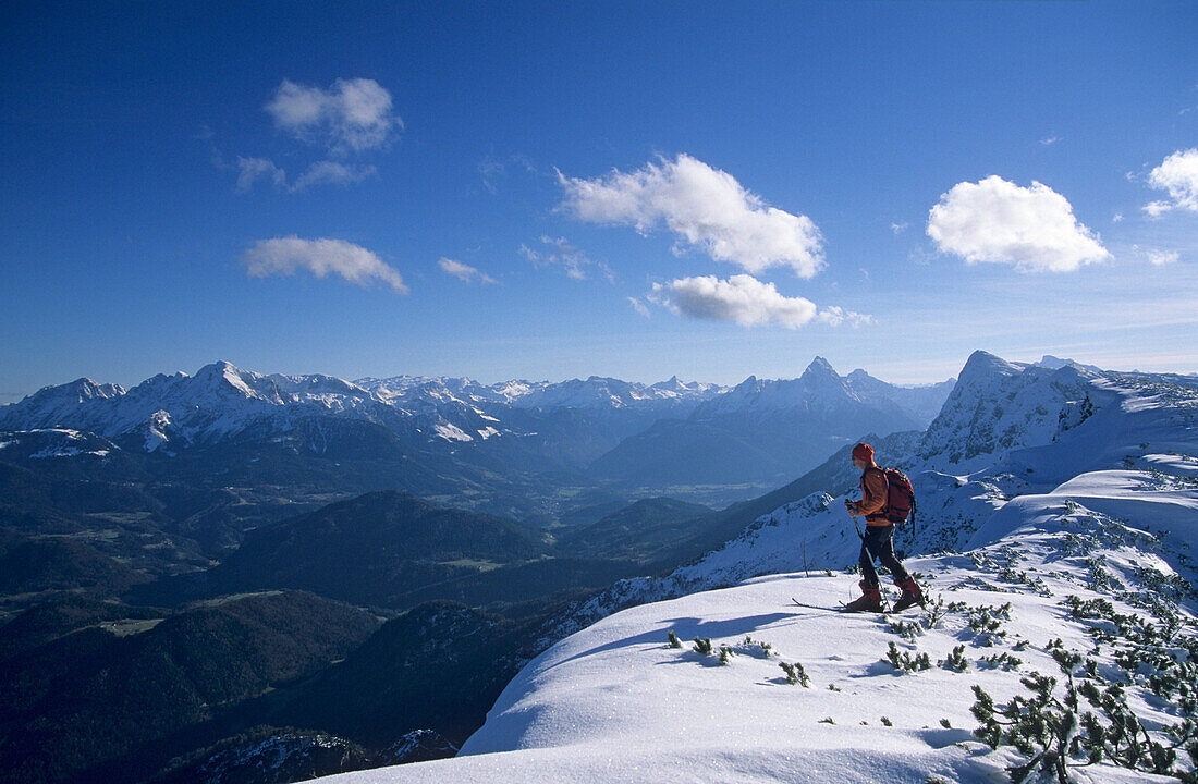 Skibergsteiger auf dem Salzburger Hochthron, Blick auf Hohen Göll, Steinernes Meer und Watzmann, Berchtesgadener Alpen, Salzburg, Österreich