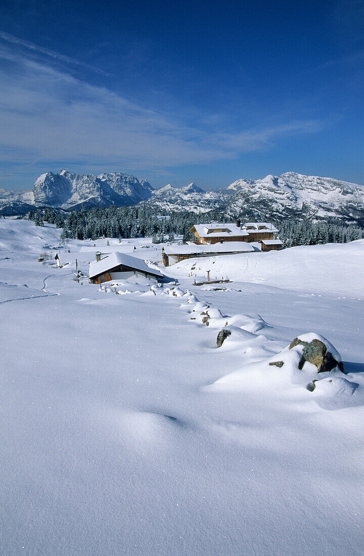 Straubinger Haus auf der Eggenalm tief verschneit mit Blick auf Wilden Kaiser und Unterberghorn, Eggenalm, Fellhorn, Chiemgauer Alpen, Chiemgau, Oberbayern, Bayern, Deutschland