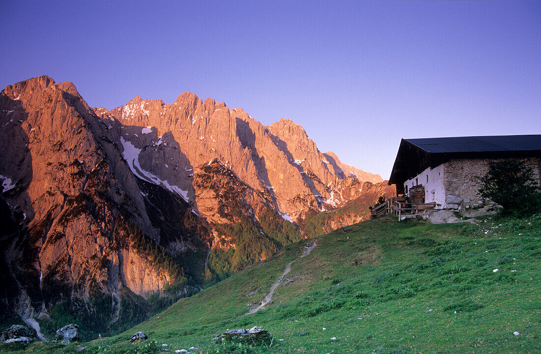 Almhütte vor dem Wilden Kaiser im Alpenglühen, Wilder Kaiser, Kaisergebirge, Tirol, Österreich
