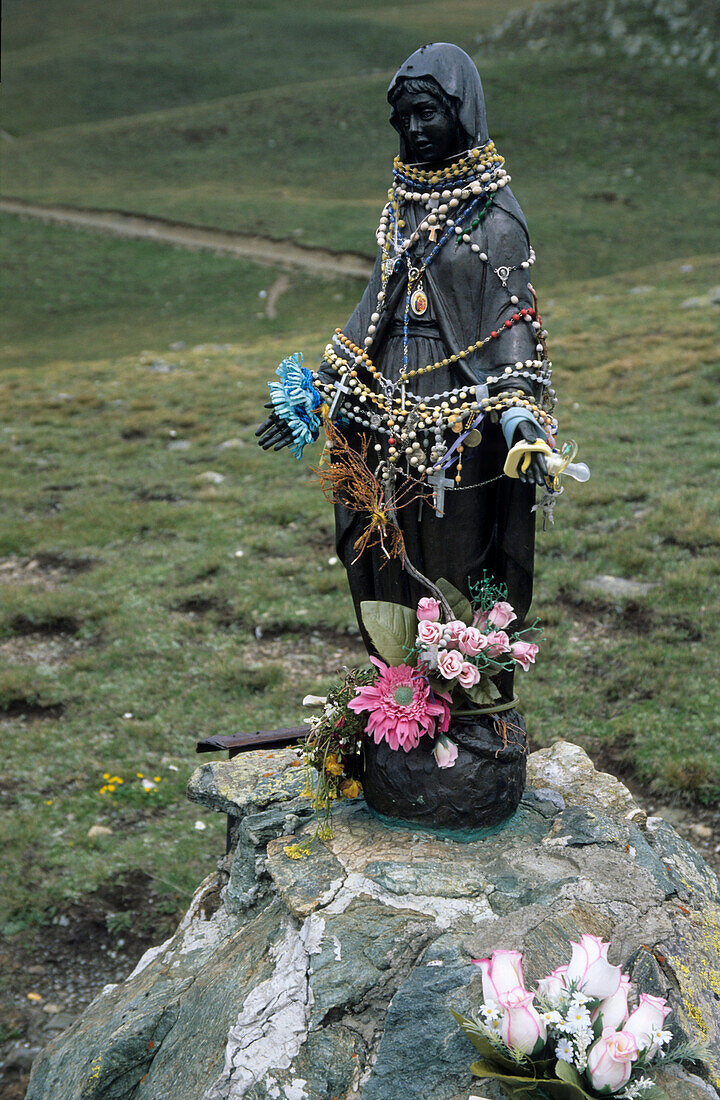 madonna with flowers and rosary, La Pare, Livigno, Italy