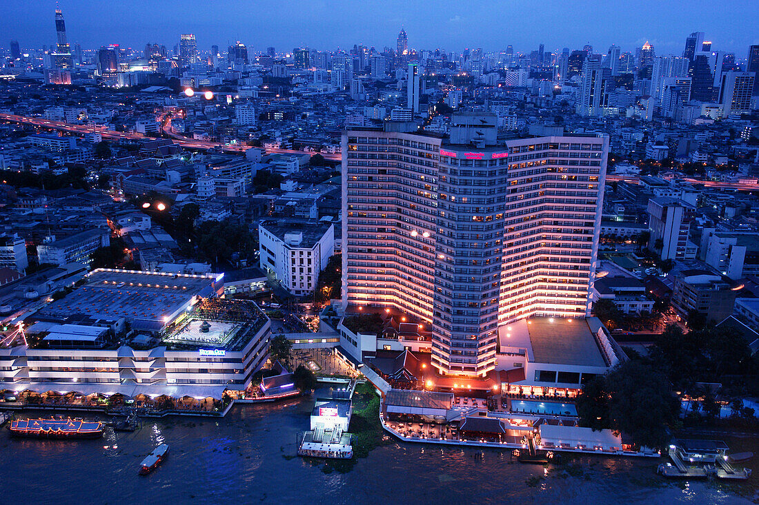 Die Skyline von Bangkok im Abendlicht, Thailand, Asien