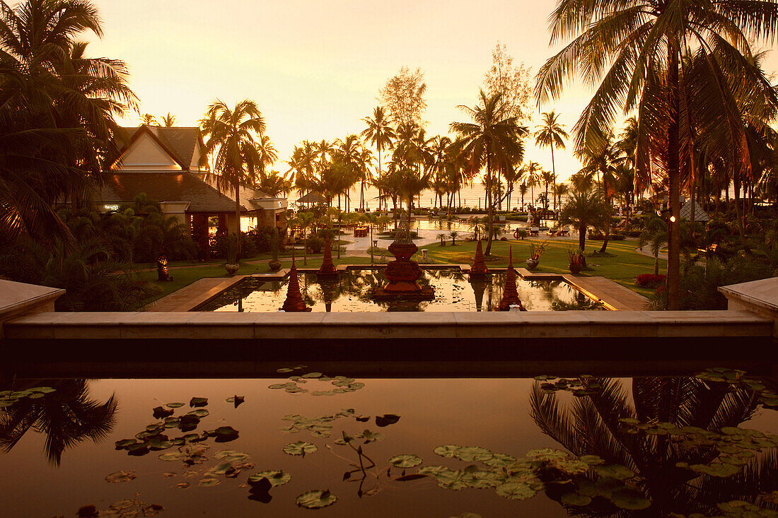 Hotelanlage in Khao Lak bei Sonnenuntergang, Kao Lak, Thailand, Asien