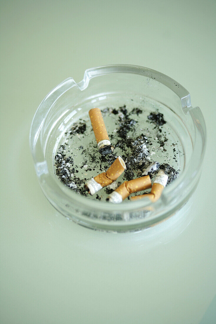 Zigarettenstummel in Aschenbecher, Nahaufnahme