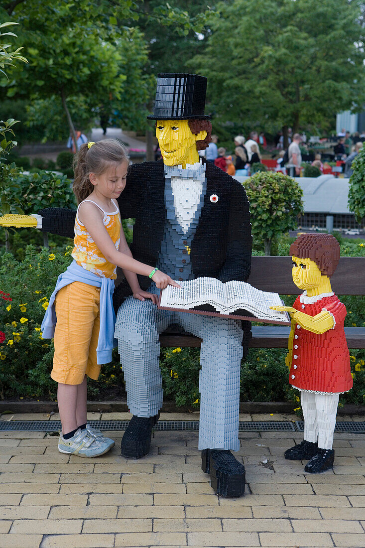 Junges Mädchen mit Lego-Figur von Hans Christian Andersen, Legoland, Billund, Jütland, Dänemark, Europa