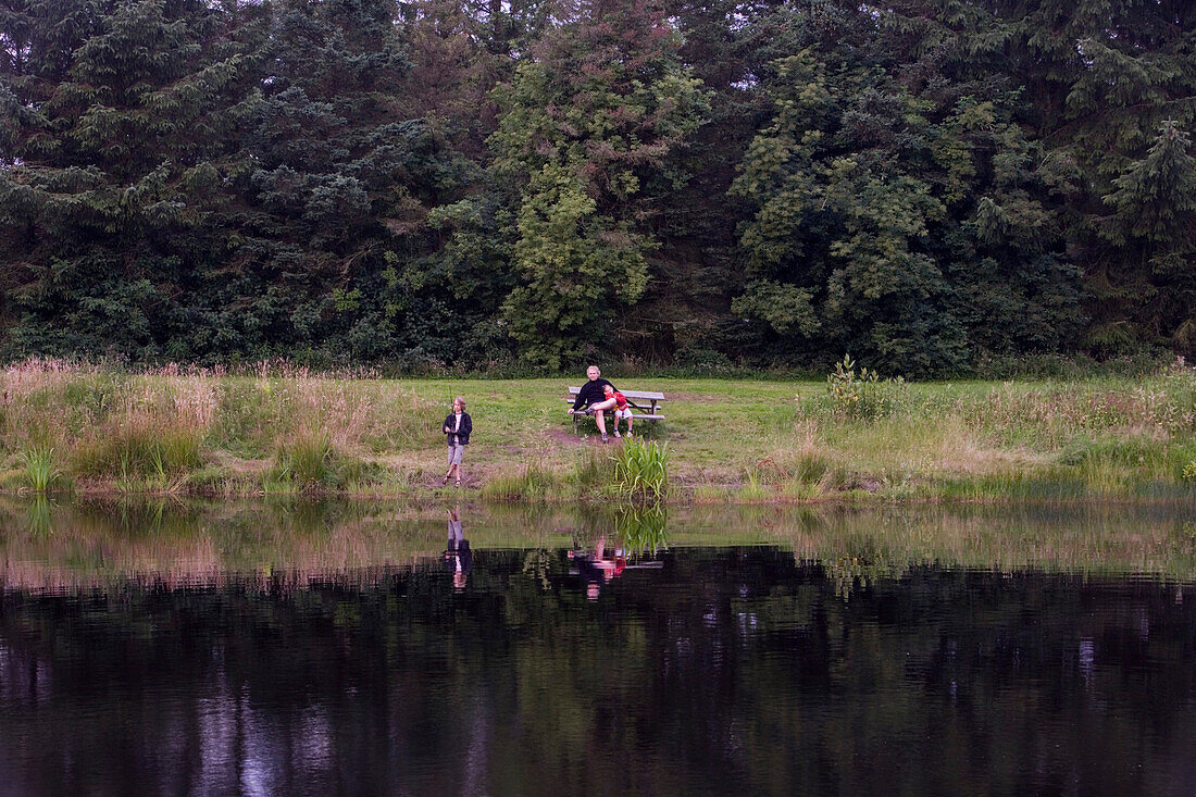 Familie beim Angeln am See, nahe Henne, Jütland, Dänemark, Europa