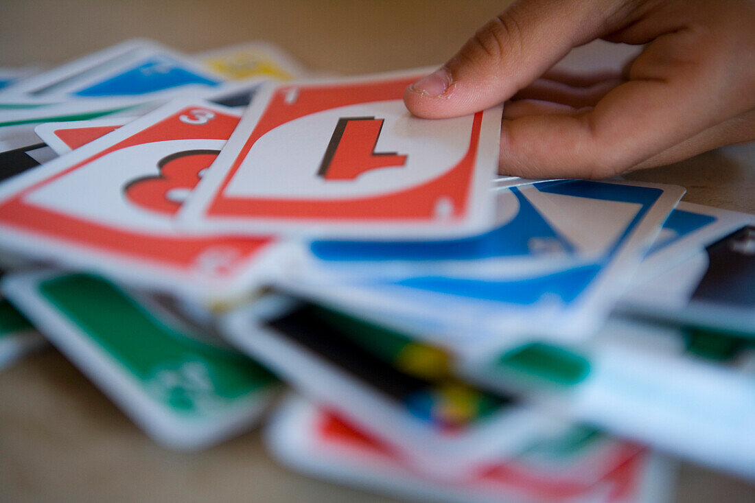 Person spielt Uno, Insel Sylt, Schleswig-Holstein, Deutschland, Europa