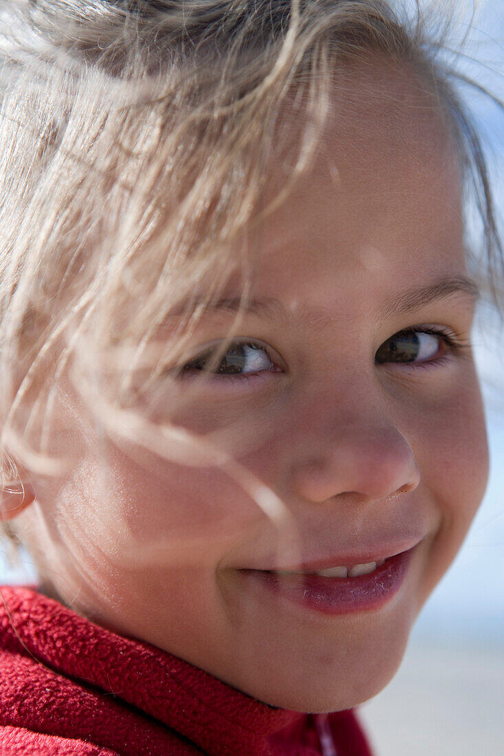 Mädchen lächelt in die Kamera, Insel Sylt, Schleswig-Holstein, Deutschland