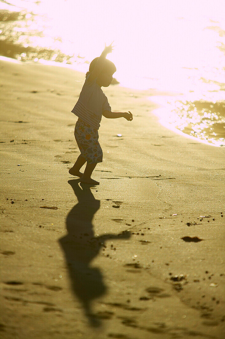 Mädchen (2-3 Jahre) tanzt am Strand in Sonnenuntergang, Insel Spiekeroog, Ostfriesische Insel, Niedersachsen, Deutschland