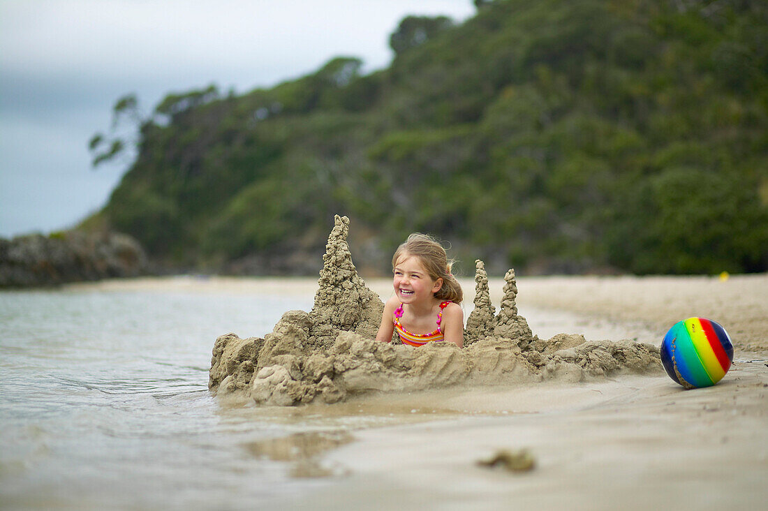 Mädchen am Strand, Karikari Bay im Nordosten, Ostküste, Northland, Nordinsel, Neuseeland