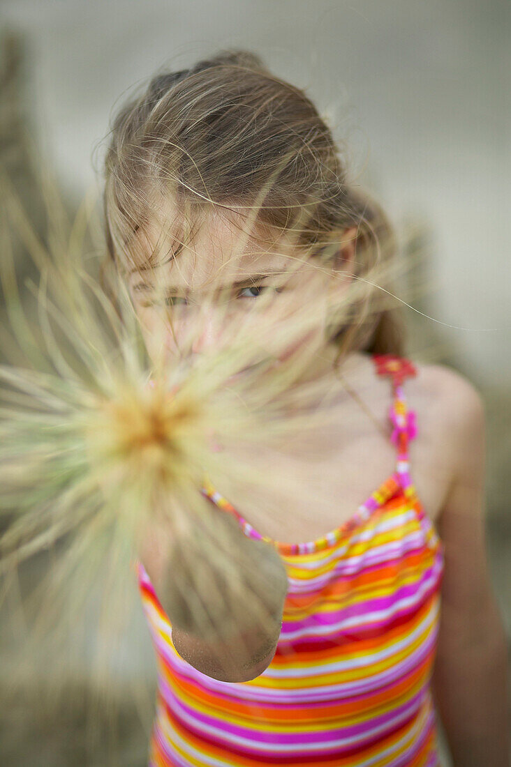 Mädchen (5 Jahre) blickt in die Kamera, Insel Armum, Nordfriesische Inseln, Schleswig-Holstein, Deutschland