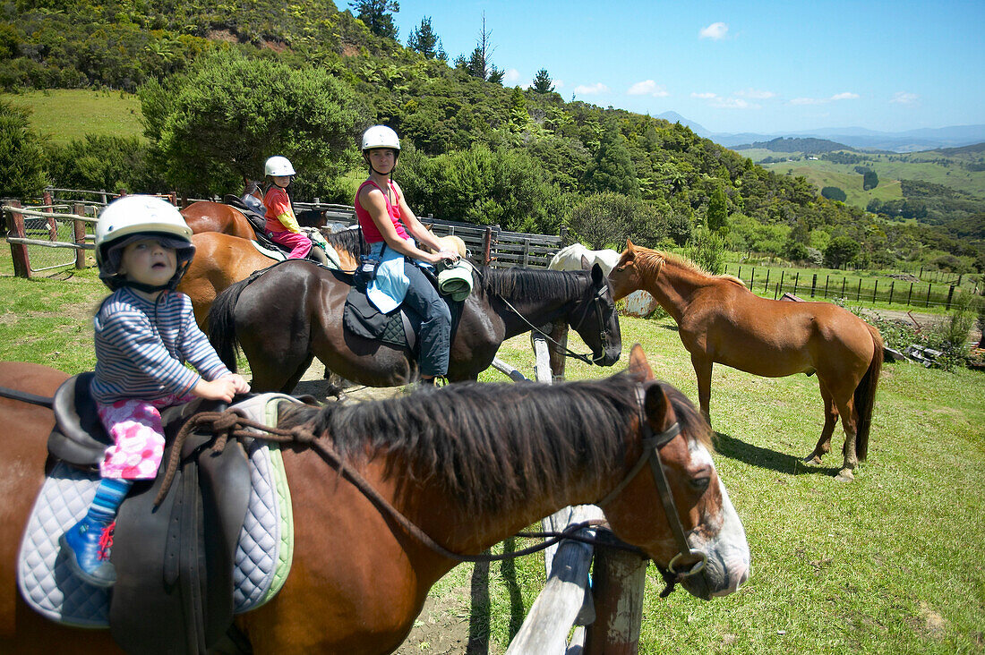 Pferdetour, Familie beim Ausritt auf der Okopako Lodge,  Hokianga Harbour, Northland, Nordinsel, Neuseeland