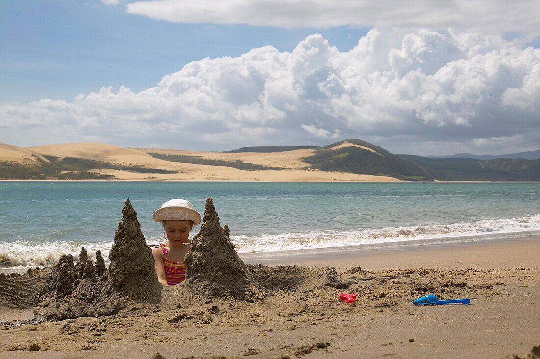 Mädchen spielt am Strand von Opononi, geschützter Hokianga Harbour, Sanddünen, Northland, Nordinsel, Neuseeland
