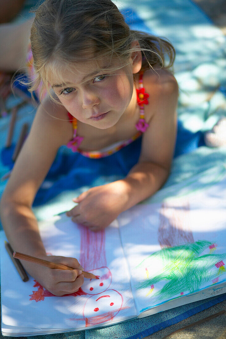 Girl (5 years) drawing a picture, Spiekeroog island, East Frisian Islands, Lower Saxony, Germany