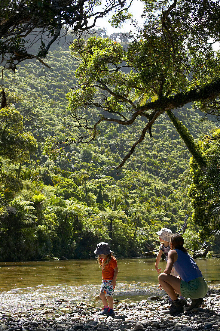 Mutter mit Kindern am Fluß des Punakaiki Nat.Parks, Punakaiki, nördlich Hokitika, Westküste, Südinsel, Neuseeland