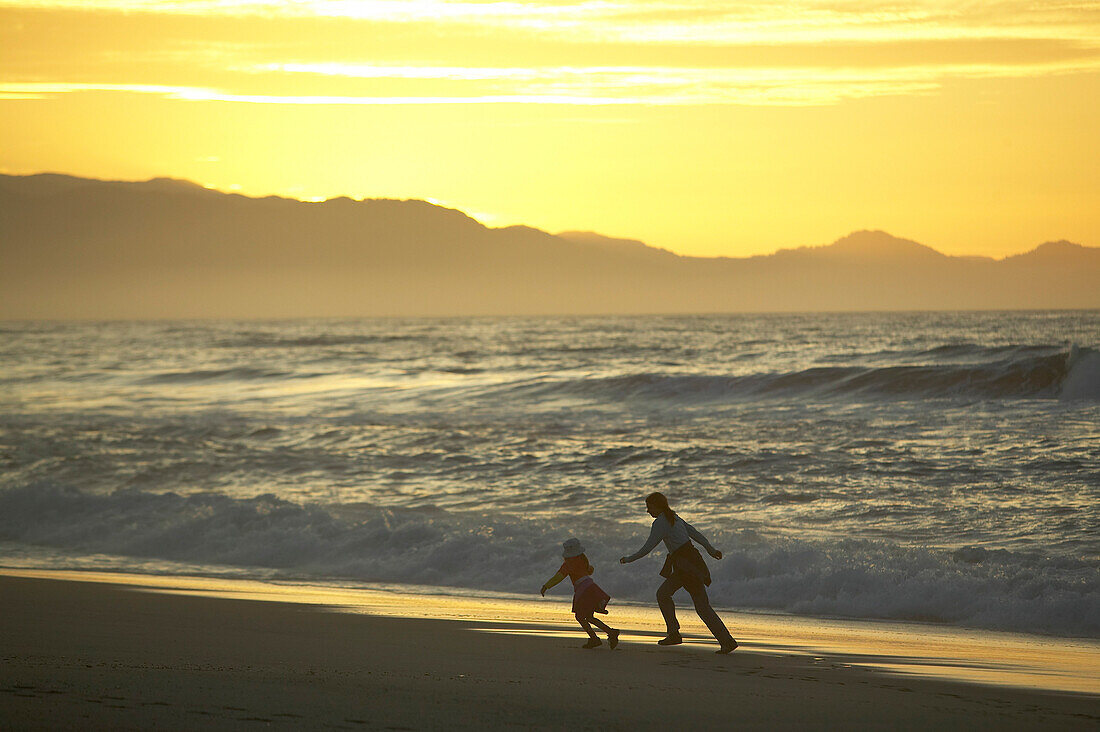Mutter mit Kind am Strand, Sonnenuntergang, Strand bei Haast, Westküste, Südinsel, Neuseland